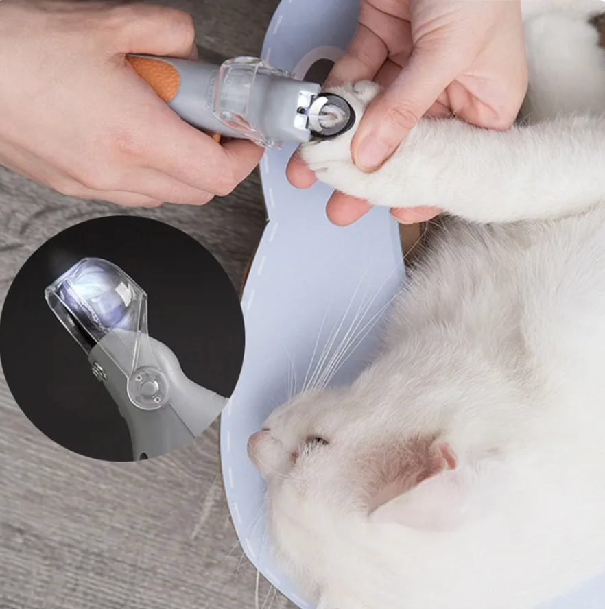 Dog or Cat Pet Nail Clipper LED Light-Emitting Magnifiable Nail Trimmer
